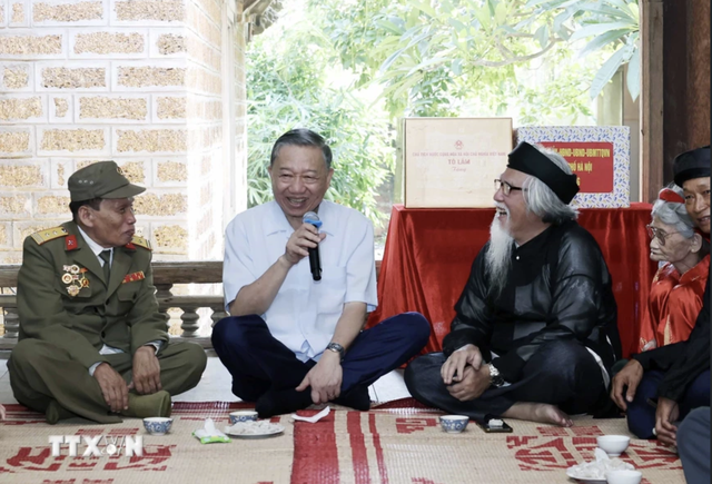 Chủ tịch nước Tô Lâm thăm gia đình 4 thế hệ tại Làng cổ Đường Lâm- Ảnh 14.