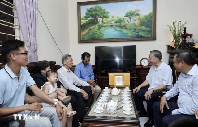 Chủ tịch nước Tô Lâm thăm gia đình 4 thế hệ tại Làng cổ Đường Lâm- Ảnh 16.