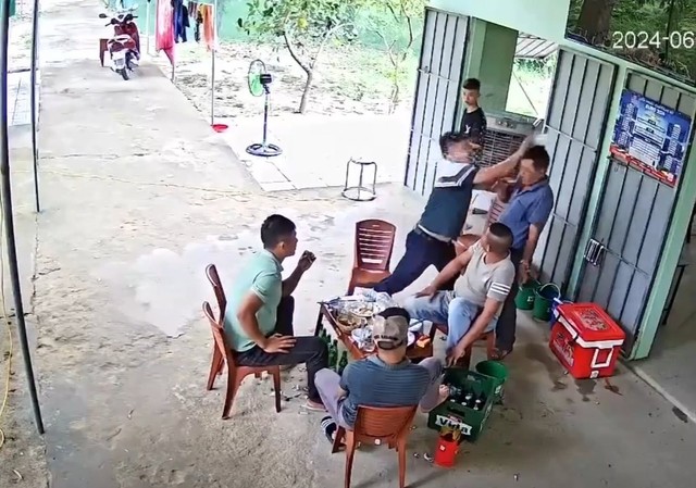 VIDEO: Cán bộ xã cầm cốc bia đánh vào đầu người khác tại quán nhậu- Ảnh 1.