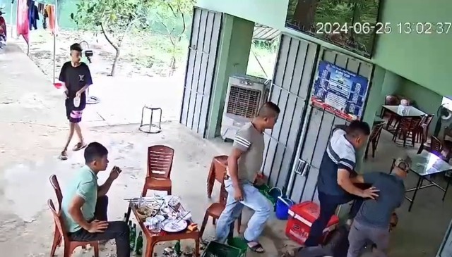VIDEO: Cán bộ xã cầm cốc bia đánh vào đầu người khác tại quán nhậu- Ảnh 2.