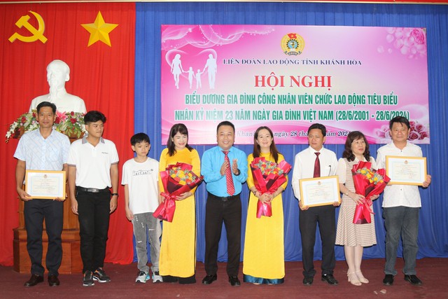 Khánh Hoà: Tôn vinh 22 gia đình tiêu biểu hạnh phúc- Ảnh 2.