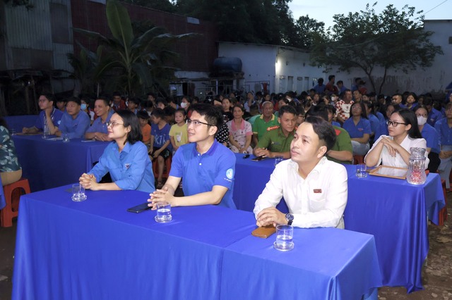 Báo Người Lao Động trao cờ Tổ quốc và suất hỗ trợ kinh phí học tập tại quận Bình Tân- Ảnh 1.