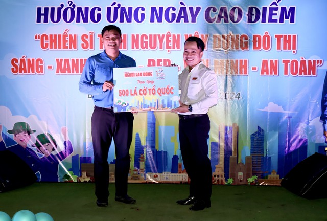 Báo Người Lao Động trao cờ Tổ quốc và suất hỗ trợ kinh phí học tập tại quận Bình Tân- Ảnh 2.