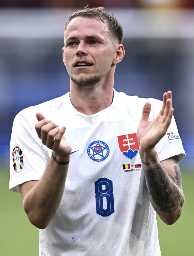 Euro 2024: Người mẫu gợi cảm Slovakia cảnh báo tuyển Anh trước vòng 1/8- Ảnh 4.