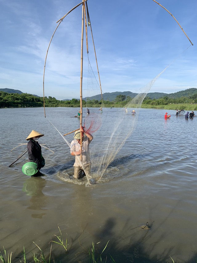 Hàng ngàn người dự lễ hội đánh bắt cá Đồng Hoa có từ 300 năm trước- Ảnh 5.