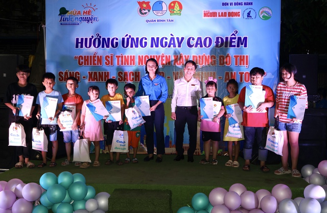 Báo Người Lao Động trao cờ Tổ quốc và suất hỗ trợ kinh phí học tập tại quận Bình Tân- Ảnh 3.