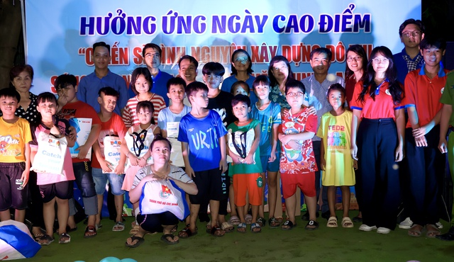 Báo Người Lao Động trao cờ Tổ quốc và suất hỗ trợ kinh phí học tập tại quận Bình Tân- Ảnh 4.