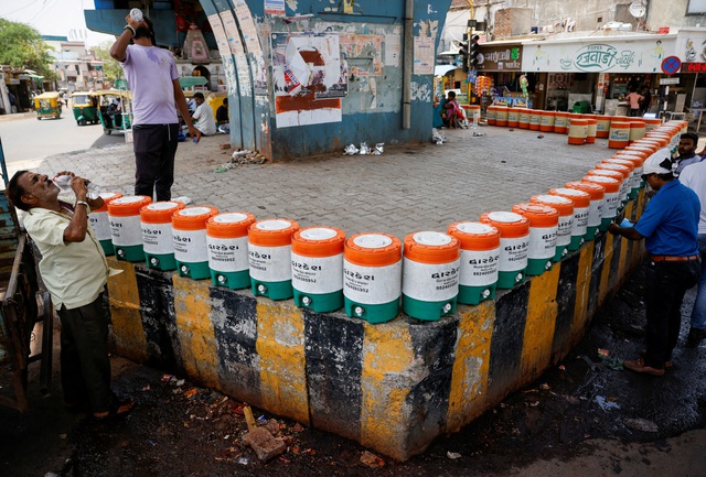 Người dân uống nước giữa thời tiết nắng nóng tại TP Ahmedabad - Ấn Độ hôm 29-5  Ảnh: REUTERS
