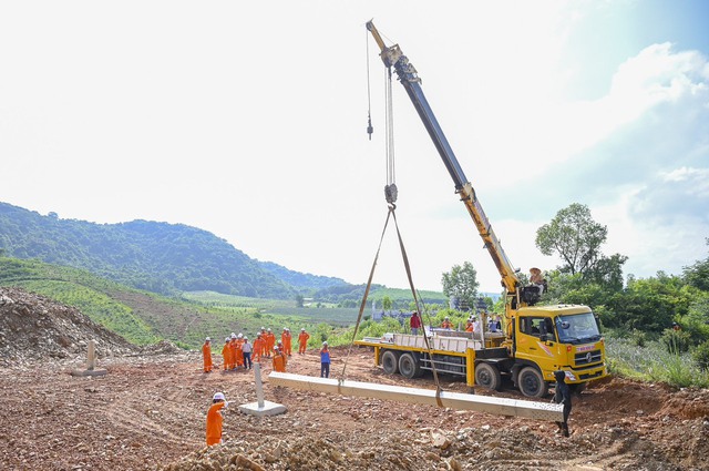 Thi công dự án đường dây 500 KV mạch 3. (Ảnh do EVN cung cấp)