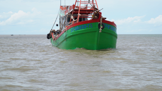 Cảnh sát biển bắt giữ tàu vận chuyển 200.000 lít dầu trái phép- Ảnh 1.
