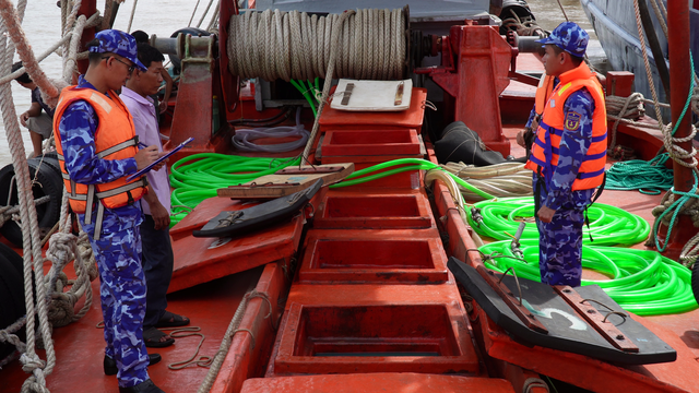 Cảnh sát biển bắt giữ tàu vận chuyển 200.000 lít dầu trái phép- Ảnh 2.