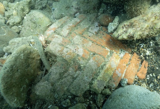Cột cẩm thạch hiện ra giữa biển, tiết lộ phế tích 2.000 năm tuổi- Ảnh 2.