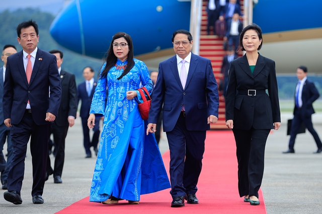 Thủ tướng Phạm Minh Chính và Phu nhân tới Seoul, bắt đầu thăm Hàn Quốc- Ảnh 1.
