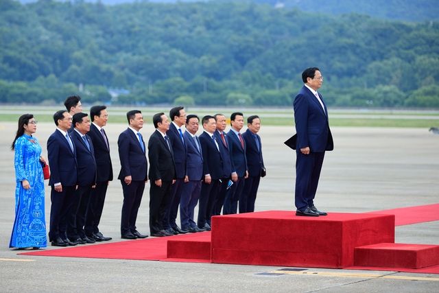 Thủ tướng Phạm Minh Chính và Phu nhân tới Seoul, bắt đầu thăm Hàn Quốc- Ảnh 6.