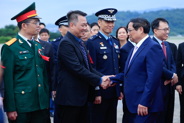 Thủ tướng Phạm Minh Chính và Phu nhân tới Seoul, bắt đầu thăm Hàn Quốc- Ảnh 8.