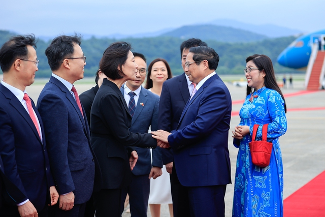 Thủ tướng Phạm Minh Chính và Phu nhân tới Seoul, bắt đầu thăm Hàn Quốc- Ảnh 9.