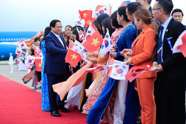 Thủ tướng Phạm Minh Chính và Phu nhân tới Seoul, bắt đầu thăm Hàn Quốc- Ảnh 11.