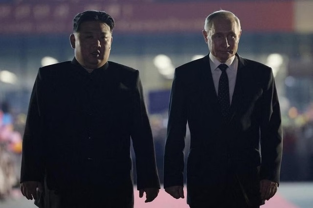 Tổng thống Nga Vladimir Putin và nhà lãnh đạo Triều Tiên Kim Jong-un tại sân bay ở Bình Nhưỡng, Triều Tiên, ngày 19-6. Ảnh: Sputnik