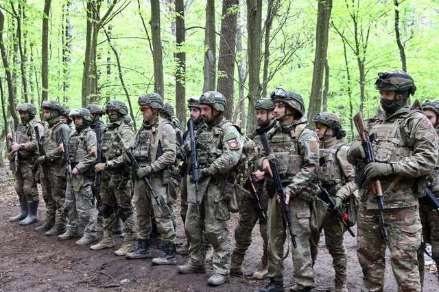 Binh sĩ Ukraine huấn luyện ở vùng Zhytomyr gần biên giới với Belarus ngày 23-4. Ảnh: ZUMA Press