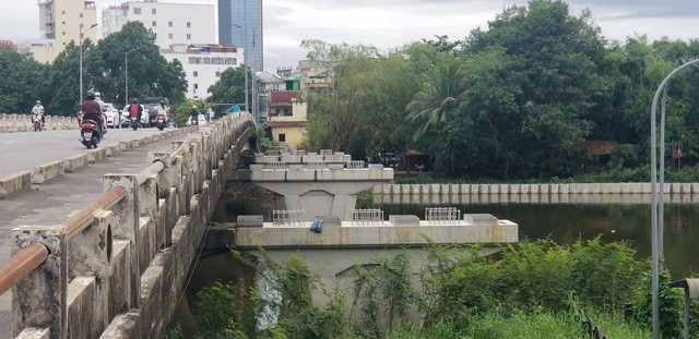 Cầu Vỹ Dạ bắc qua sông Như Ý, đến nay vẫn ngổn ngang