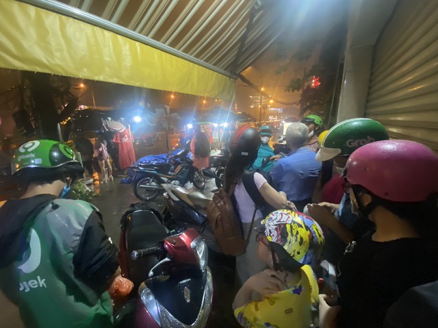 Một số nơi ở TP HCM bất ngờ hứng mưa, nhiều người không kịp trở tay- Ảnh 2.