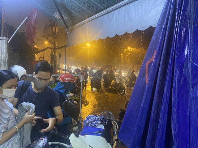 Một số nơi ở TP HCM bất ngờ hứng mưa, nhiều người không kịp trở tay- Ảnh 1.