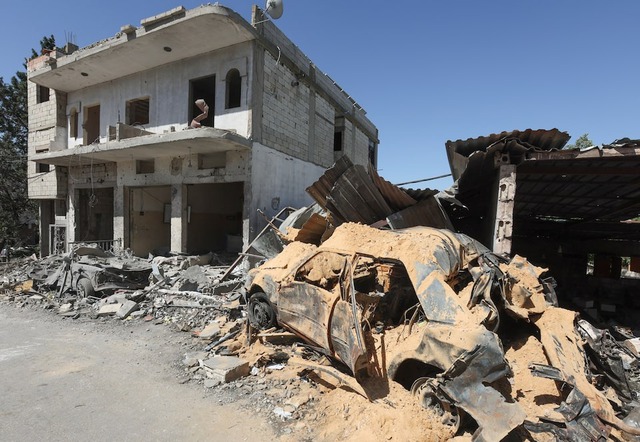 Một số nhà cửa ở khu vực biên giới Lebanon – Israel hư hại do các vụ tập kích lẫn nhau. Ảnh: Reuters
