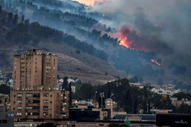 Khói lửa bao trùm khu vực Kiryat Shmona của Israel gần biên giới Lebanon hôm 3-6. Ảnh: Reuters