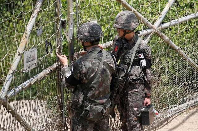 Binh sĩ Hàn Quốc tại một trạm gác gần khu phi quân sự ngăn cách hai miền Triều Tiên ở Paju - Hàn Quốc. Ảnh: Reuters