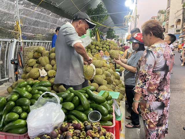 Lãnh đạo UBND quận 8 giới thiệu một loại trái cây 