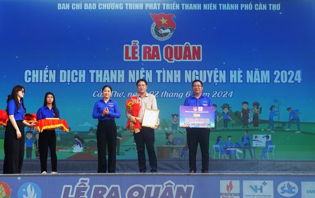 Bà Lư Thị Ngọc Anh, Ủy viên Ban thường vụ Trung ương Đoàn, Bí thư Thành đoàn Cần Thơ, tặng thư cảm ơn PV Drilling tài trợ TP Cần Thơ 10.000 cây xanh