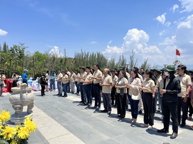 Đoàn đại biểu Công đoàn Viên chức TP HCM dâng hương, dâng hoa các anh hùng liệt sĩ- Ảnh 1.