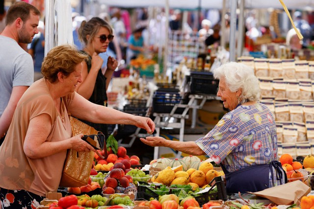 Khách hàng mua sắm tại chợ Campo de’ Fiori ở thủ đô Rome - Ý Ảnh: REUTERS