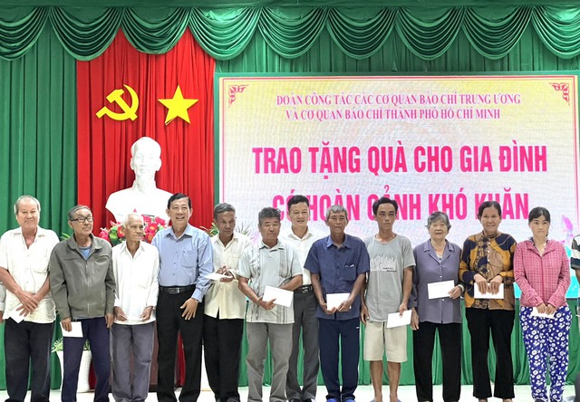 Đoàn công tác báo chí hỗ trợ gia đình khó khăn của tỉnh Long An- Ảnh 3.