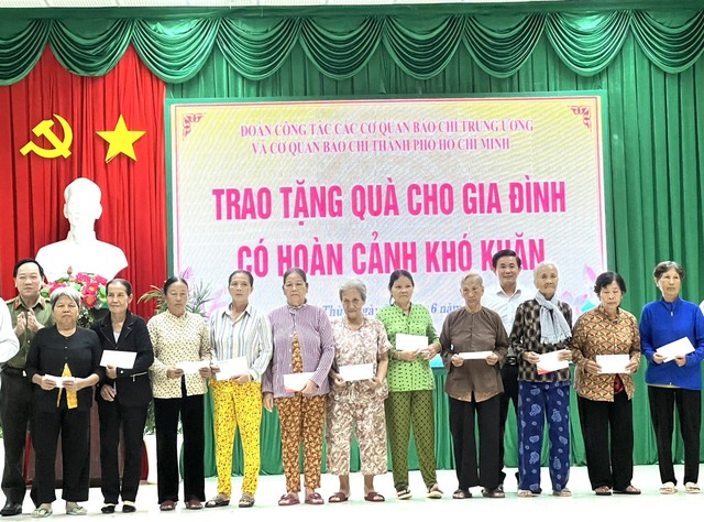 Đoàn công tác báo chí hỗ trợ gia đình khó khăn của tỉnh Long An- Ảnh 1.