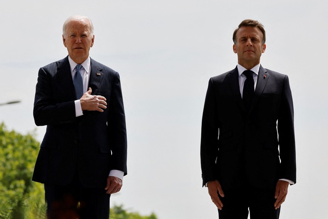 Tổng thống Pháp Emmanuel Macron đón Tổng thống Mỹ Joe Biden tại Paris ngày 8-6 Ảnh: REUTERS