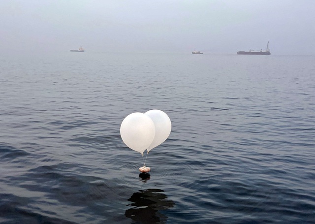 Một quả bóng bay mang rác được cho là do phía Triều Tiên thả tại vùng biển ngoài khơi TP Incheon - Hàn Quốc ngày 9-6 Ảnh: REUTERS