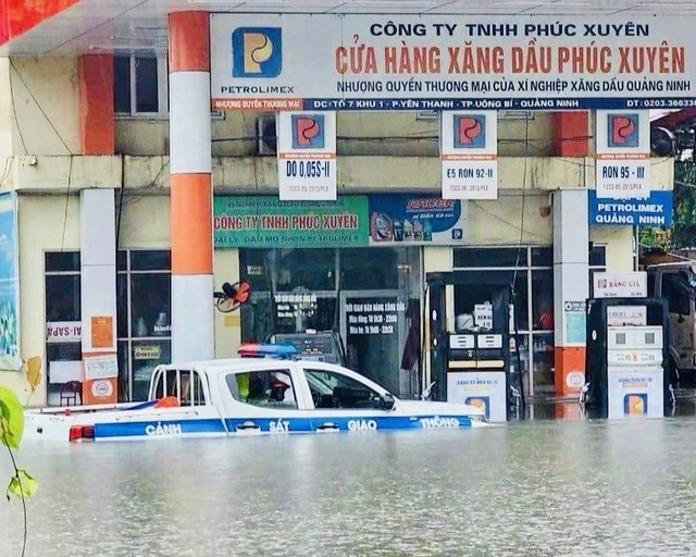 Mưa lớn làm nhiều tuyến phố, khu dân cư ở Quảng Ninh, Hải Phòng ngập sâu- Ảnh 1.