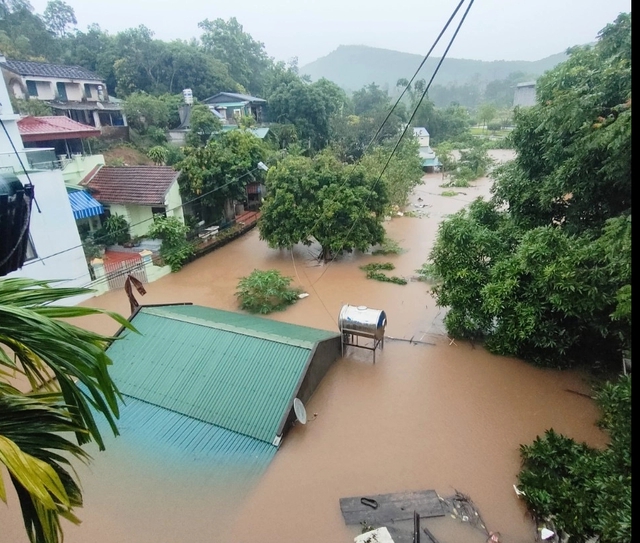 Mưa lớn làm nhiều tuyến phố, khu dân cư ở Quảng Ninh, Hải Phòng ngập sâu- Ảnh 3.