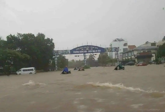 Mưa lớn làm nhiều tuyến phố, khu dân cư ở Quảng Ninh, Hải Phòng ngập sâu- Ảnh 6.