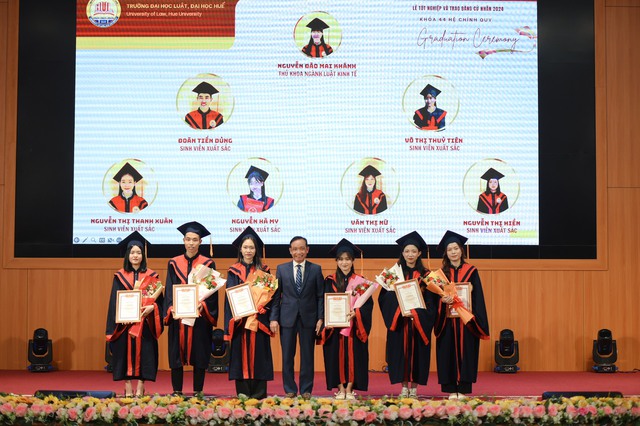 Thêm nhiều sinh viên Trường ĐH Luật Huế được trao bằng tốt nghiệp- Ảnh 1.