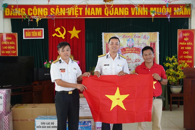 Lực lượng vũ trang trên đảo Tiên Nữ, hòn đảo cực Đông của nước ta, nhận cờ Tổ quốc từ Báo Người Lao ĐộngẢnh: N.Q.L