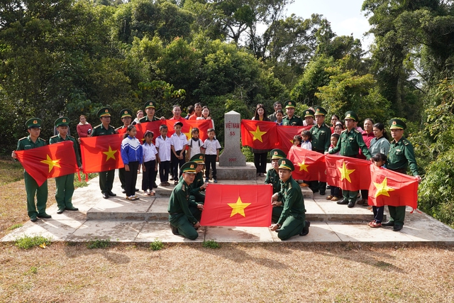 Cán bộ, chiến sĩ Đồn Biên phòng Tuy Đức và lãnh đạo tỉnh Đắk Nông cùng người dân và Đoàn công tác Báo Người Lao Động chào cờ tại cột mốc số 55 Ảnh: QUANG LIÊM