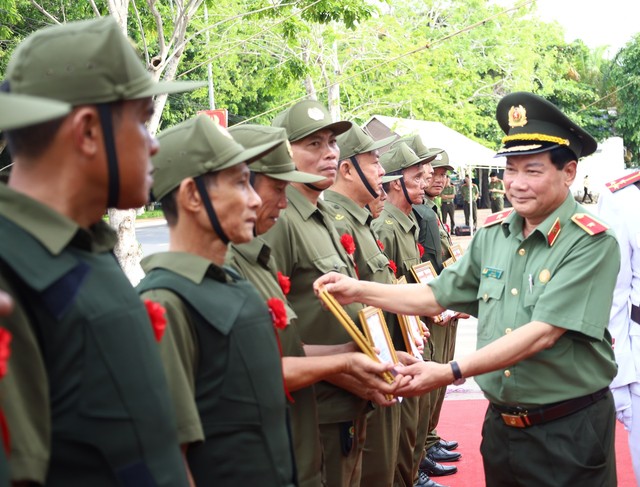 CLIP: Nhiều địa phương ở miền Tây ra mắt lực lượng bảo vệ an ninh trật tự cơ sở- Ảnh 4.