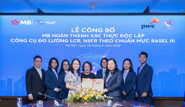 Bà Phạm Thị Trung Hà - Phó Tổng Giám đốc MB - nhận giấy chứng nhận hoàn thành xác thực độc lập công cụ đo lường LCR, NSFR theo chuẩn mực Basel III (Ảnh: MB)