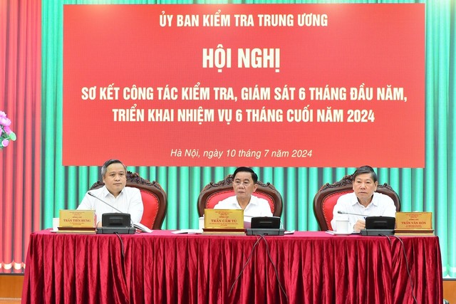 Ủy viên Bộ Chính trị, Bí thư Trung ương Đảng, Chủ nhiệm Ủy ban KTTƯ Trần Cẩm Tú (giữa) chủ trì hội nghị Ảnh: UBKT Trung ương