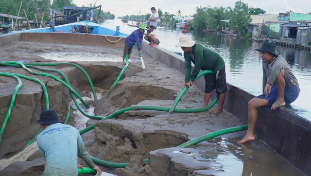 Hối hả vận chuyển cát biển về dự án cao tốc ở Cà Mau- Ảnh 7.