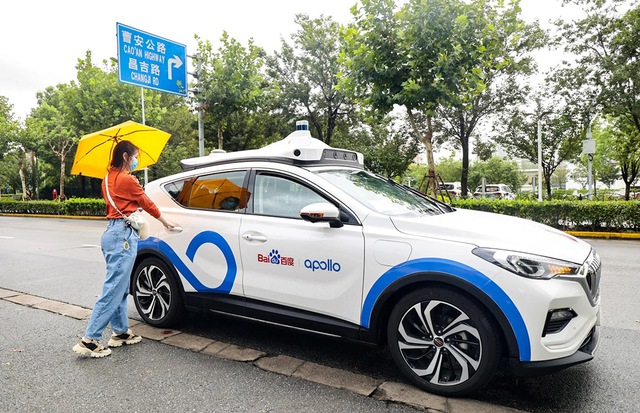 Một phụ nữ sử dụng taxi robot Apollo Go ở TP Vũ Hán - Trung Quốc  Ảnh: BAIDU