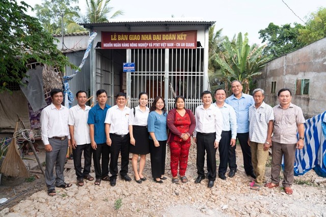 Agribank An Giang bàn giao 100 căn nhà “ Đại Đoàn Kết” cho hộ nghèo và gia đình chính sách- Ảnh 3.