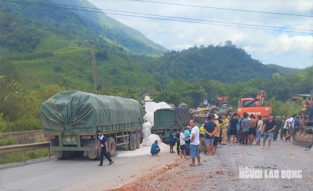 Xe đầu kéo gây tai nạn liên hoàn ở Quảng Bình, tài xế tử vong- Ảnh 1.